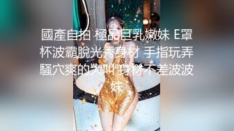 穿着角色扮演的火辣小 Ria 久留美 躺在你身上咧着嘴笑。