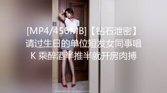 三男两女居家乱交Party,俩小母狗翘着蜜桃臀等待大J8的进入,场面疯狂,呻吟声不断