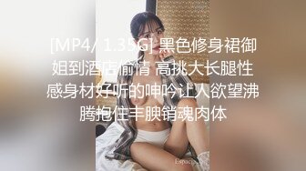 绝美身材的骚人妻，非要两根肉棒，小穴里夹一个，嘴巴里还要含一个，两位单男也异常给力，接力冲击，让小嫂子骚穴里精液不断流出，最后让绿奴老公再来品尝！